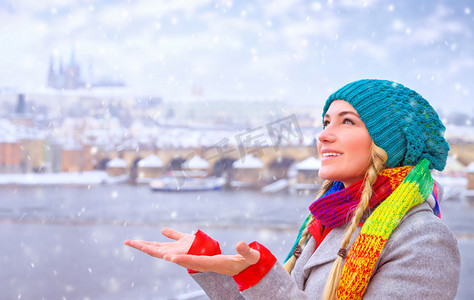 幸福的女人享受降雪