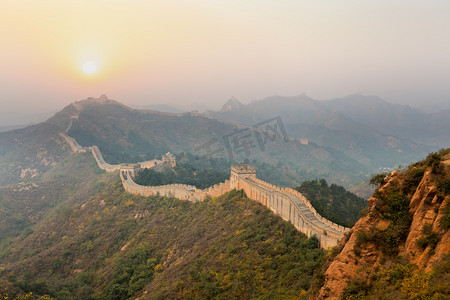 中国金色建筑摄影照片_在山脊蜿蜒的长城