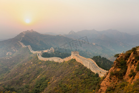 文化党建墙摄影照片_在山脊蜿蜒的长城