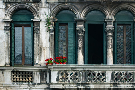 open盛大开业摄影照片_威尼斯老式阳台上的红花.