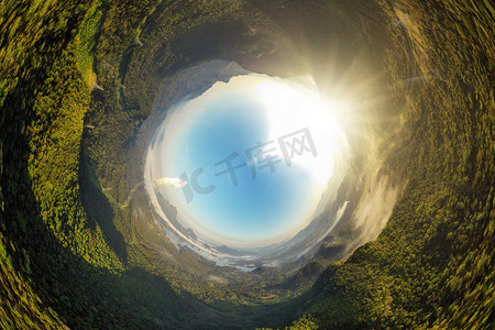 墨摄影照片_小行星360度全景的鸟瞰图与山附近的湄昌水库，湄墨，兰邦，泰国 
