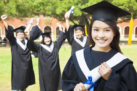 春天摄影照片_大学毕业生与快乐的同学