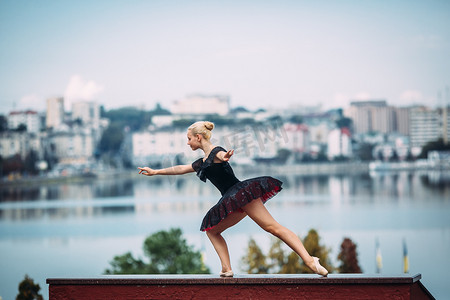 欧美地摄影照片_芭蕾舞女演员合影，背景为湖