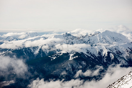 山顶山脉摄影照片_在冬天白雪皑皑的山顶