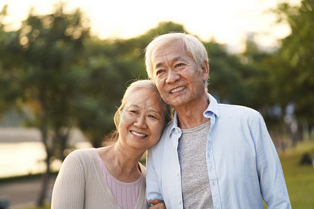 重阳节快乐摄影照片_快乐的亚洲老年夫妇的户外肖像