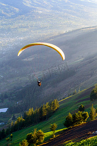 飘浮的云彩摄影照片_在午后阳光的滑翔伞