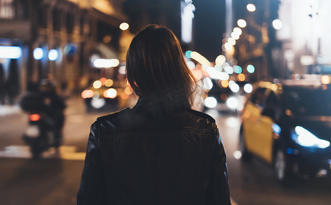 黑色皮夹克的时髦女孩背影企业vip免费下载摩洛哥人物美景旅行实拍