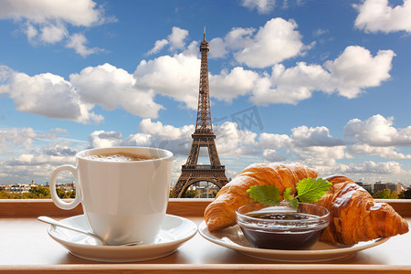 咖啡三明治摄影照片_反对在巴黎，法国的埃菲尔铁塔的羊角面包咖啡