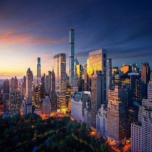 纽约城-中央公园东区的曼哈顿上空的惊人日出-鸟眼 / 空中视图
