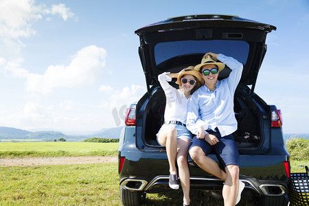 美丽的年轻夫妇享受道路旅行和夏季度假