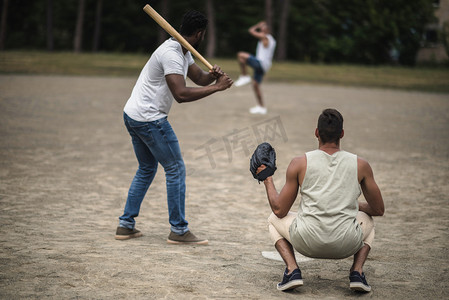 男子打棒球 