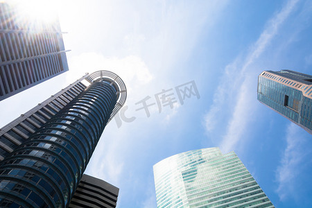 天空摄影照片_云与耀斑的摩天大楼