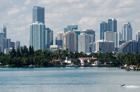 城市小区背景摄影照片_迈阿密海滩天际线附近海洋