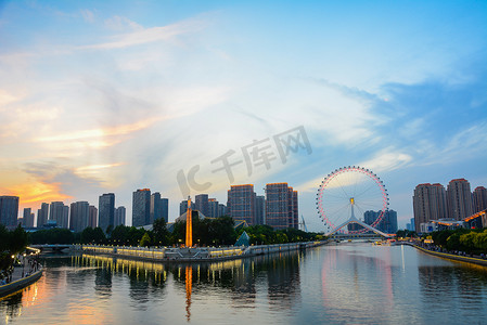 摩天轮动图摄影照片_天津摩天轮，天津的眼睛在黄昏时分前一夜的城市景观.