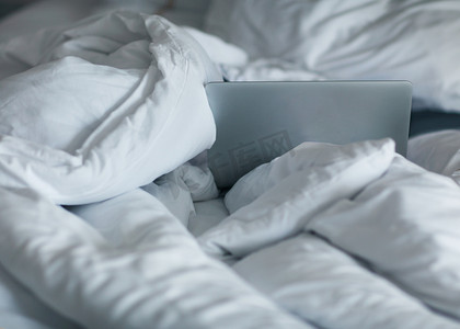 在床上，白色的背景，灰色笔记本电脑 aptop