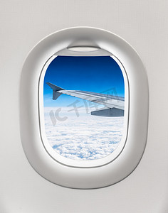 小飞机旅游摄影照片_看着窗外的一架飞机的机翼和云