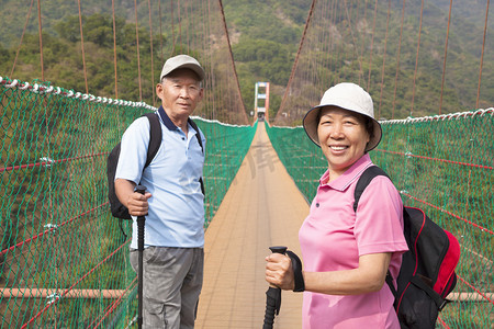 幸福的亚洲高级夫妇自然 pa 在桥上走