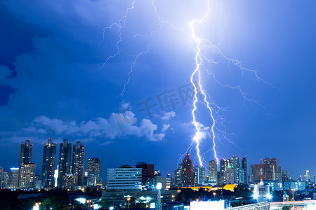 雷阵雨到小雨摄影照片_在一个城市中真正雷击螺栓