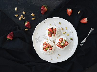 酥皮月饼摄影照片_小草莓和阿月浑子 pavlova 蛋白酥皮月饼