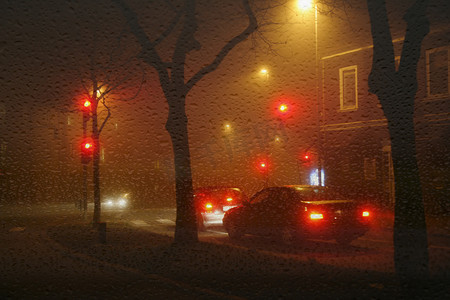 城市雨天摄影照片_在城市中的湿雾夜