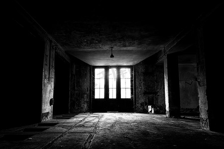 黑暗房间摄影照片_被遗弃的工业建筑的内部