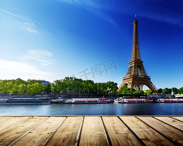 背景与木甲板表和埃菲尔铁塔在巴黎