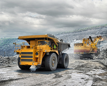 加载中透明gif摄影照片_加载的铁矿石工业生产