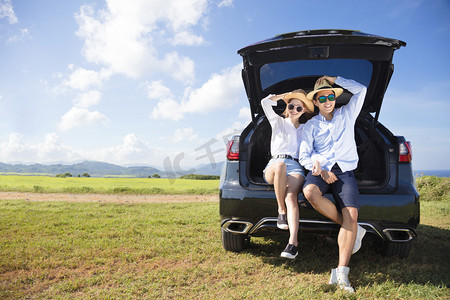  年轻夫妇享受道路旅行和夏季度假