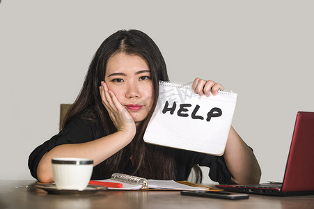 韩文灯箱摄影照片_孤立年轻的紧张和沮丧的亚洲中国妇女工作不堪重负和疲惫作为企业业务员工要求帮助绝望和沮丧的工作问题
