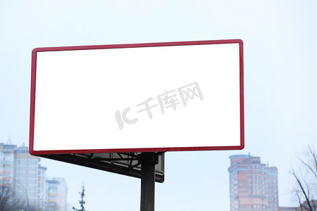 现代宣传海报摄影照片_城市街道空白广告板