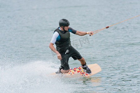 水上运动设备摄影照片_mladý muž wakeboarding 