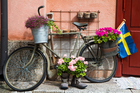 军事领域摄影照片_文艺花卉装饰在国防领域斯德哥尔摩军事自行车