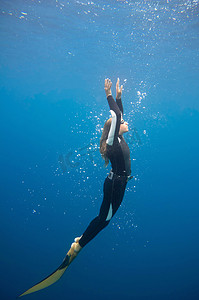 女潜水员走向表面
