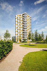 在城市 — — 现代住宅建筑与低能量的房子标准公寓塔