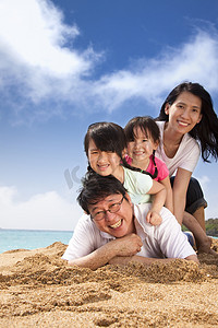 儿童泳摄影照片_在海滩上快乐的家庭