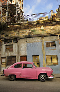 古董车摄影照片_老哈瓦那的立面和老式车