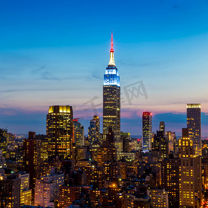 纽约城市天际线与城市的摩天大楼在日落.