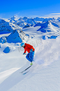 在瑞士高山滑雪的人