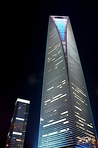 在晚上的垂直摩天大楼