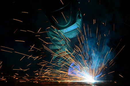 焊机写真摄影照片_在工厂制造金属的焊机