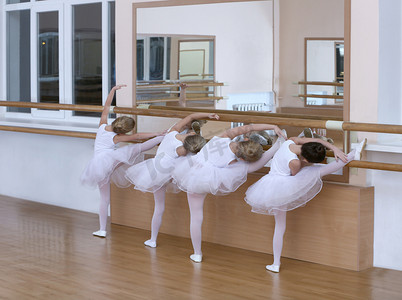 业绩背景摄影照片_小组小芭蕾舞实践芭蕾使用酒吧在类