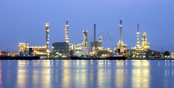 公司工厂摄影照片_暮色中的炼油厂 