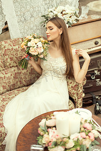 复古欧美背景摄影照片_美丽的新娘与花束