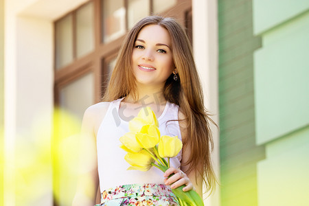 美丽的女孩在与黄色郁金香的复古风格