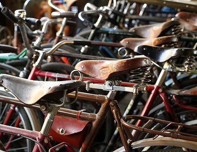 复古轮子摄影照片_城市的复古自行车