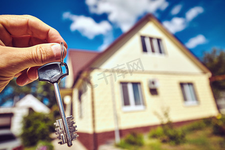 房子销售摄影照片_房地产经纪人给公寓业主钥匙, 购买出售物业业务.