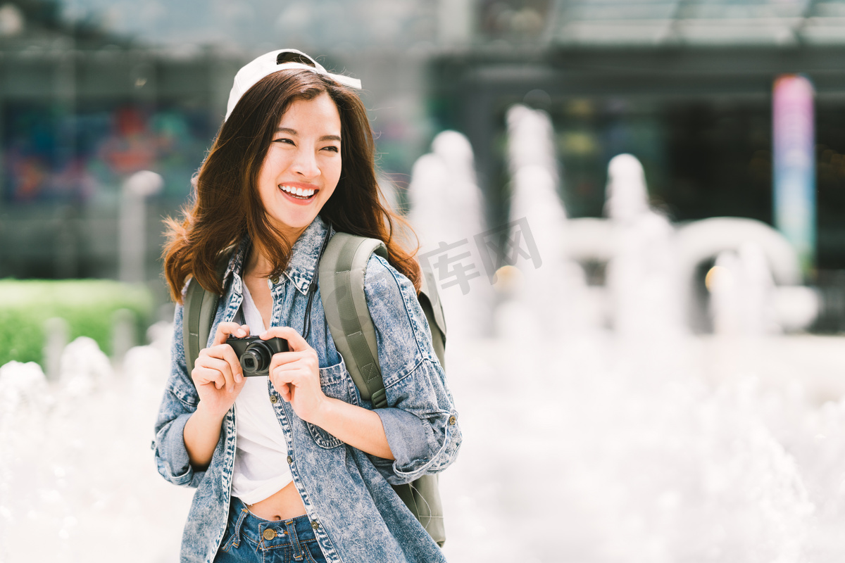 年轻漂亮的亚洲背包旅行女子使用数码相机和微笑 看着复制空间 旅行旅行生活方式 世界旅行探险家或亚洲夏天旅游业概念高清摄影大图 千库网