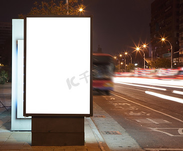 汽车交易摄影照片_晚上在城市街道中的空白广告牌