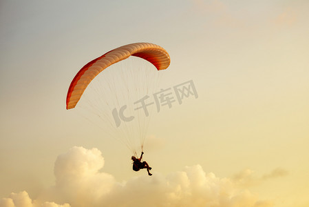大海旅行摄影照片_滑翔伞上大海背景