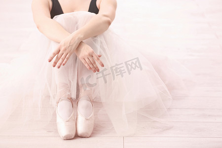 动态业绩摄影照片_年轻的芭蕾舞演员坐在地板上